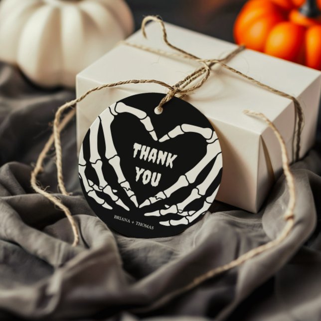 Gothic Halloween Baby Shower Round Geschenkanhänger (Von Creator hochgeladen)