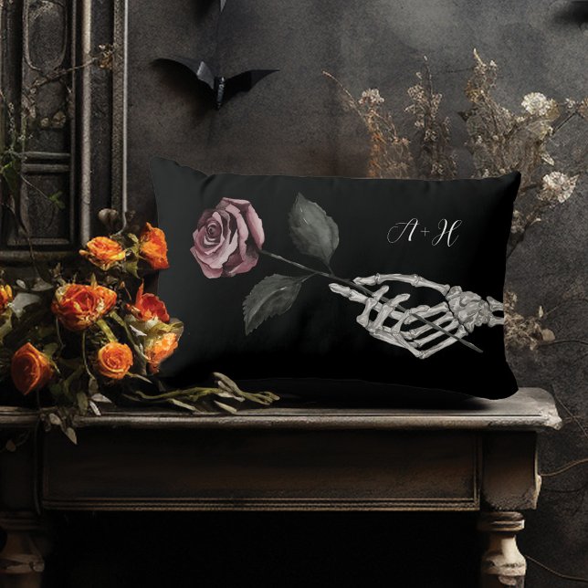 Gothic Halloween Black Wedding Skeleton Hand Rose Lendenkissen (Gothic Halloween Black Wedding Skeleton Hand Rose Lumbar Pillow)