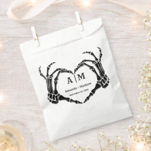 Gothic Halloween Skull Hand Heart Black Wedding Geschenktütchen