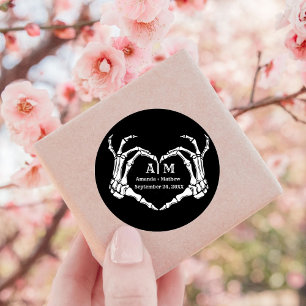 Gothic Halloween Skull Hand Heart Black Wedding Runder Aufkleber