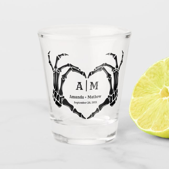 Gothic Halloween Skull Hand Heart Black Wedding Schnapsglas (Vorderseite)