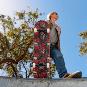 Gothic-Krähe und Totenkopf-Blumen nahtloses Muster Skateboard