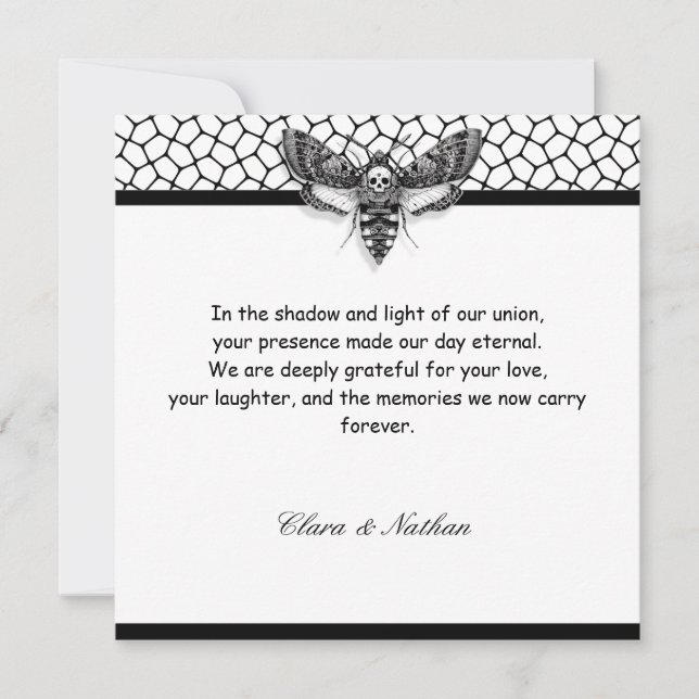 Gothic Moth Skull Wedding | Schwarz und Weiß Einladung (Vorderseite)