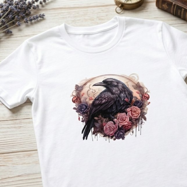 Gothic Raven Dark Academia Grafik T-Shirt (Gothic raven and rose art tee for dark academia fans as a unique gift.)