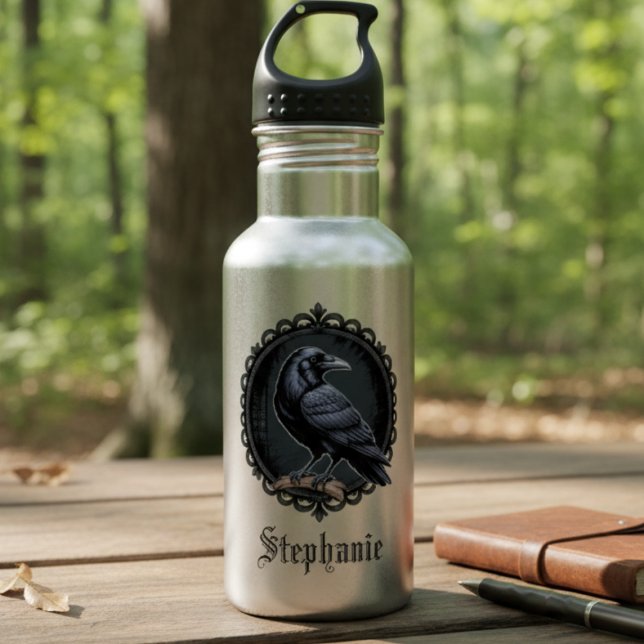Gothic Raven mit Namen Edelstahlflasche (Gothic raven water bottle for the dark academia fan — unique anniversary gift idea for him or her.)