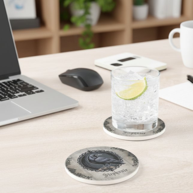 Gothic Raven mit Namen Getränkeuntersetzer (Gothic raven personalized drink coaster)