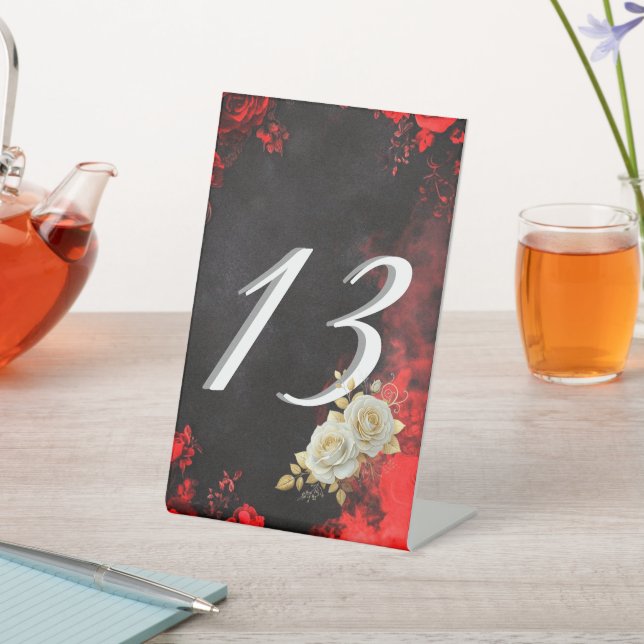 Gothic Romance Black & Red Rose Wedding Table Numb Sockelschild (In SItu)