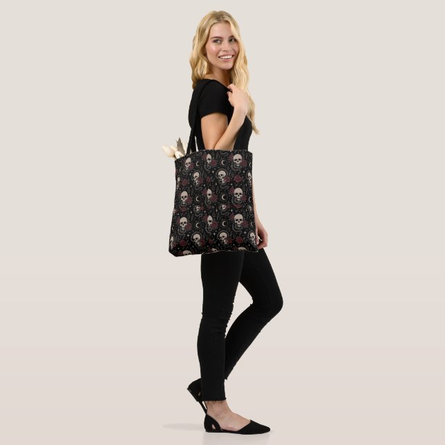 Gothic-Schädel und rote Rose-Tragetasche (Am Model)
