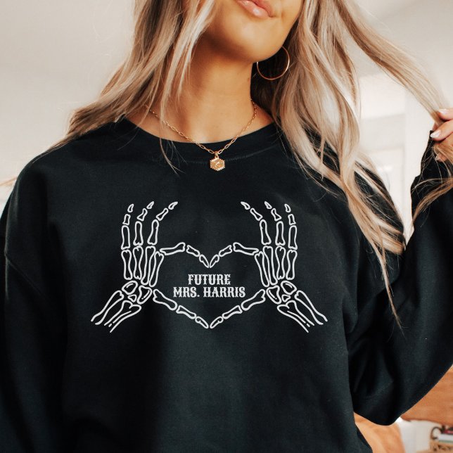 Gothic Skeleton Heart Hands Future Mrs. Sweatshirt (Von Creator hochgeladen)