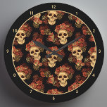 Gothic Skull Black Rote Rose Crown Halloween Große Wanduhr<br><div class="desc">Diese gotische Halloween-Wanduhr mit Elfenbeinzahlen weist ein Muster gruseliger Schädel auf,  die in einem schwarzen Abgrund schwebten. Jeder Schädel ist mit rote Rosen geschmückt. Ihre leeren seelenlosen Augen werden scharf gegen die Krone der gotischen Rose und den Strauß toter Blume kontrastiert.</div>