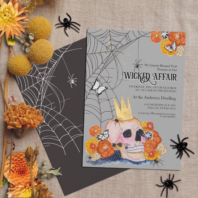 Gothic Skull Crown Butterfells BlumenHalloween Einladung (Cottagecore Gothic Victorian inspired Halloween party invitation skull with faux gold crown, spiders)