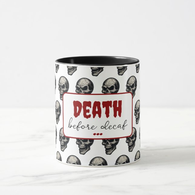 Gothic Skull "Death Before Decaf" | Spooky Funny - Tasse (Zentrum)
