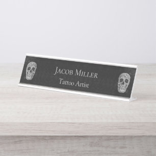 Gothic Skull Head Schwarz und Weiß Tattoo Künstl Schreibtischnamensplakette