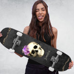 Gothic Skull Lila Rose Personalisiert Skateboard<br><div class="desc">Dieses Skateboard ist die perfekte Kombination aus Stil und Leistung. Der dunkle Hintergrund und der gotische Schädel mit lila Rose-Design verleihen Ihrer Fahrt einen einzigartigen und edgy Look. Personalisieren Sie mit Ihrem Namen.</div>