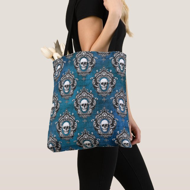 Gothic Skull Pattern auf blau (Von Nahem)