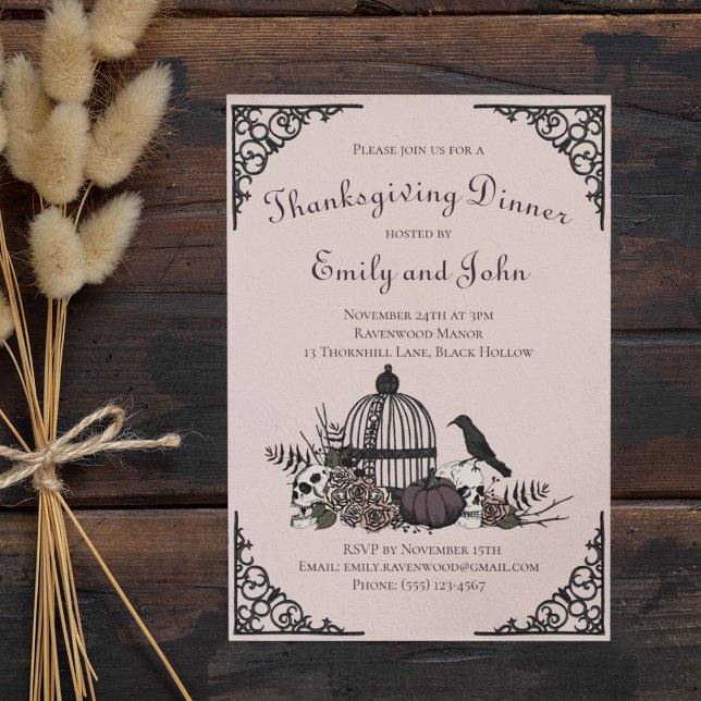 Gothic Skulls, Pumpkin & Herbstlaubs Erntedank Einladung (Elegant Gothic Dinner Invitation in a Soft Blush Pink. Skull, Roses, Leaves, Black Raven, Birdcage)