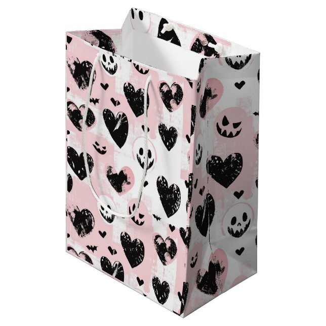 Gothic Valentine Black and Pink Hearts Mittlere Geschenktüte (Vorderseite Schrägansicht)