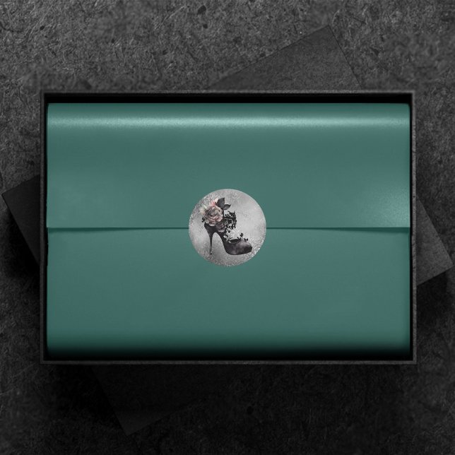 Gothic Vogue | Mute Pastel Rose Mode Stiletto Runder Aufkleber (Von Creator hochgeladen)