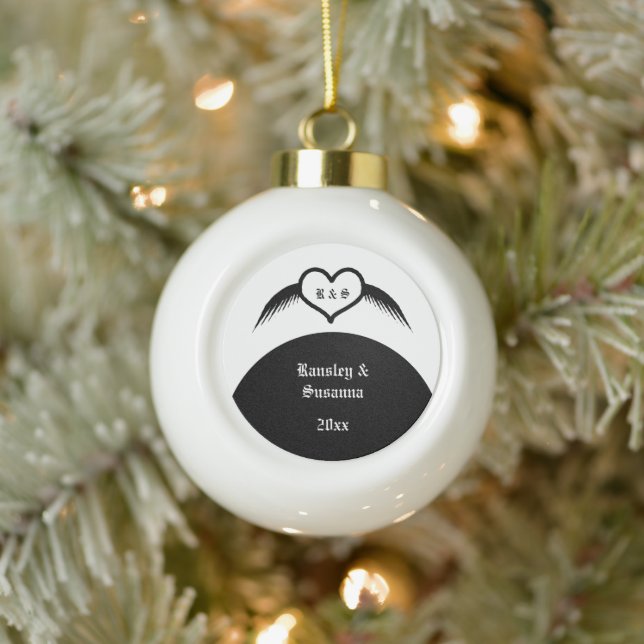 Gothic Wedding Flügelherz Mit Monogramm Keramik Kugel-Ornament (Baum)