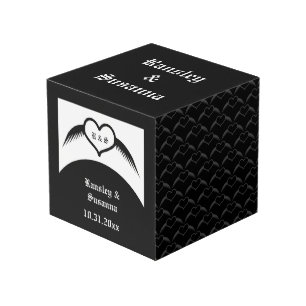 Gothic Wedding Flügelherz Mit Monogramm Würfel