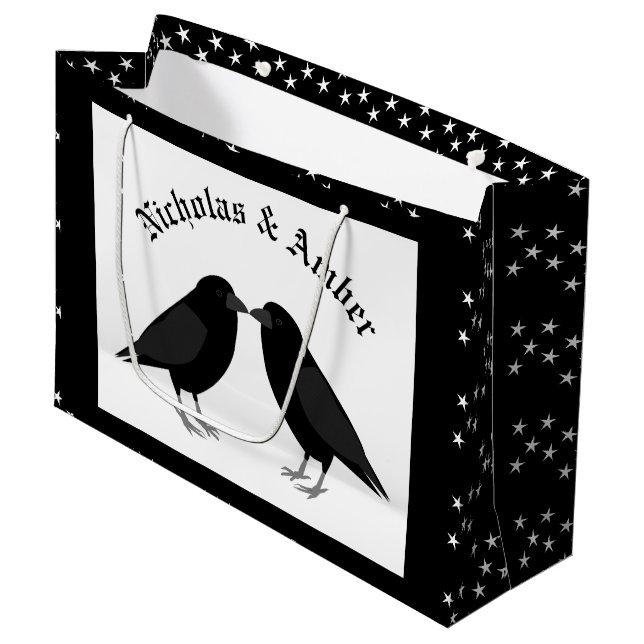 Gothic Wedding Kissing Ravens Custom Große Geschenktüte (Vorderseite Schrägansicht)