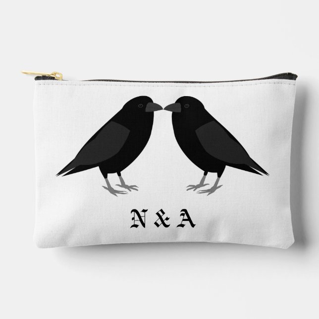 Gothic Wedding Kissing Ravens Mit Monogramm Zubehörtasche (Vorderseite)