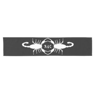 Gothic White Wedding Skorpions Custom Mit Monogram Kurzer Tischläufer