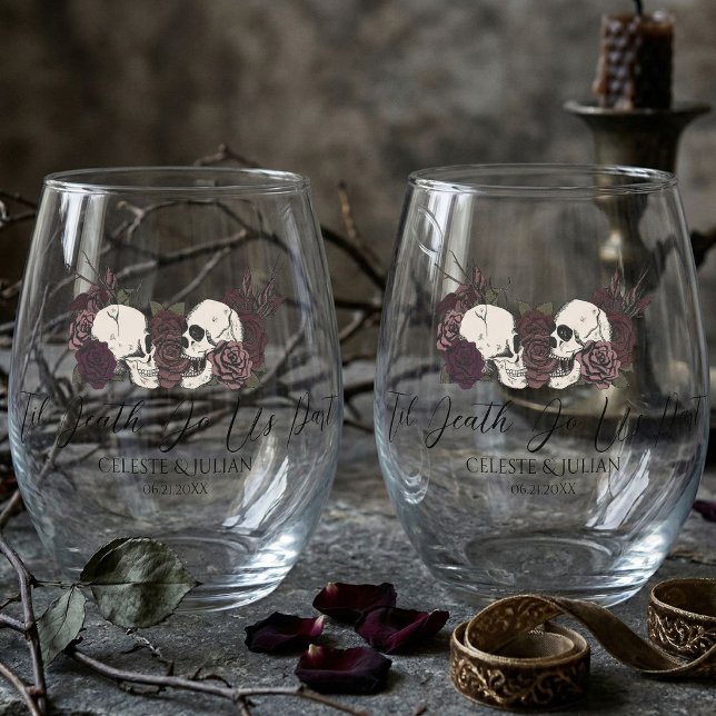 Gothische Schädel und Rosen Bis zum Tod Hochzeit Weinglas Ohne Stiel (Til Death Wine Glasses feature hand-drawn skulls and roses for an elegant gothic wedding table)