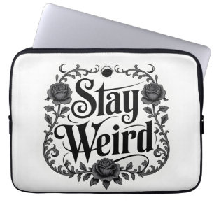 Gothische Typografie-Grafik "Stay Weird" Laptopschutzhülle
