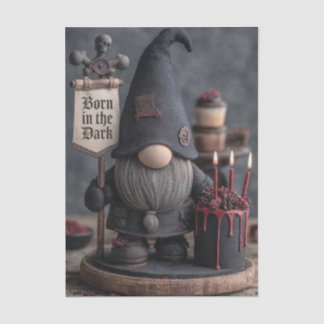 Gothischer Halloween-Gnom mit Schild 'Geboren in d Seidenpapier