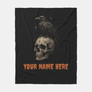 Gothischer Rabe auf Totenkopf-Vintage-Mysterium . Fleecedecke