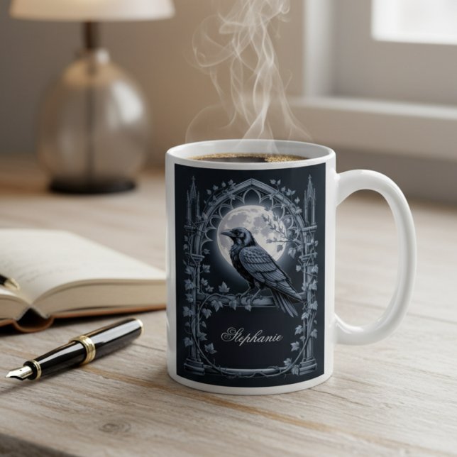 Gothischer Rabenmond Dunkle Akademie Kaffeetasse (A moody raven mug on a wooden desk, perfect for a book lover's birthday coffee break.
)