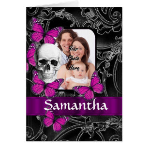 Gothischer Schädel und Schmetterlinge