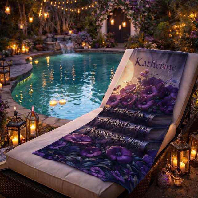 Gothisches Buch Lila Blumenmuster Strandtuch (Von Creator hochgeladen)