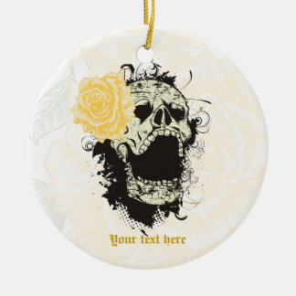 Gothschädel mit Vintagem Rosenbeißer Keramikornament
