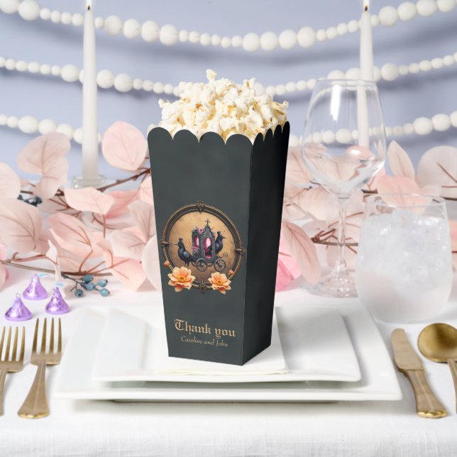 Gotische Beförderung mit Rädern und Rose. Geschenkschachtel (Hochzeit)