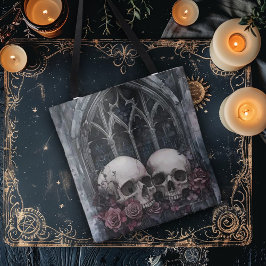 Gotische Fenster und Skulls