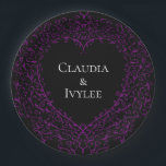 Gotische Hochzeitspapier-Teller mit lila und schwa Pappteller<br><div class="desc">Unsere wunderschönen lila und schwarz-herzgotischen Hochzeitszettel-Teller sind dunkel, aber schön mit unserem künstlerischen Scrolldesign. Sie sind in einer Sammlung von mehreren Gegenständen entworfen, sodass Ihre gesamte Hochzeit mit dem gleichen Stil koordiniert werden kann!</div>