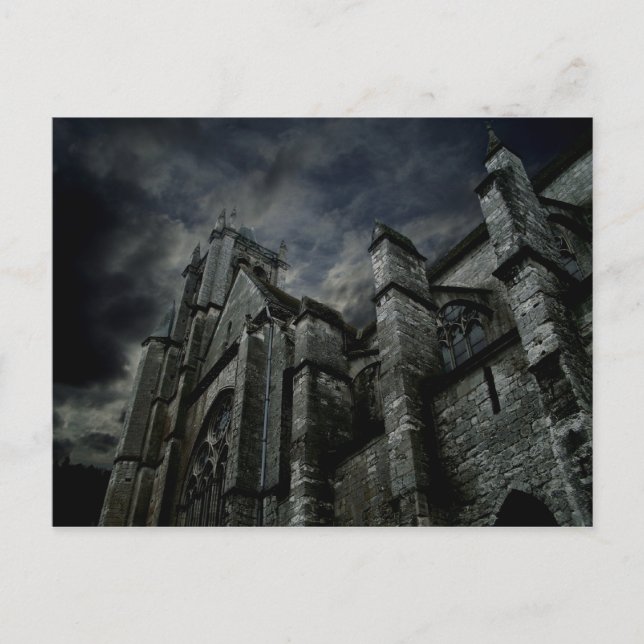 Gotische Kathedrale mit düsterem dunklem Himmel Postkarte (Vorderseite)