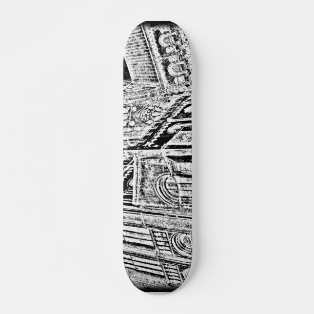 Gotische Kathedrale:  Schwarzes Skateboard (Vorne)