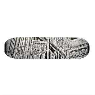 Gotische Kathedrale: Schwarzes Skateboard