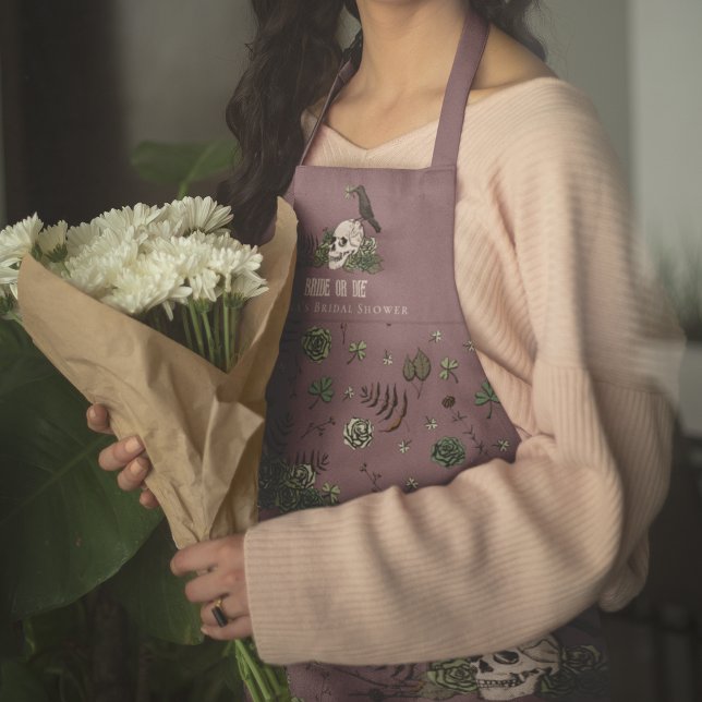 Gotische Lila Braut oder Die Blumenschädel Schürze (Elegant Gothic Plum Purple Bride or Die Wedding Apron. Floral Skull, Clover, Shamrock & Green Roses.)