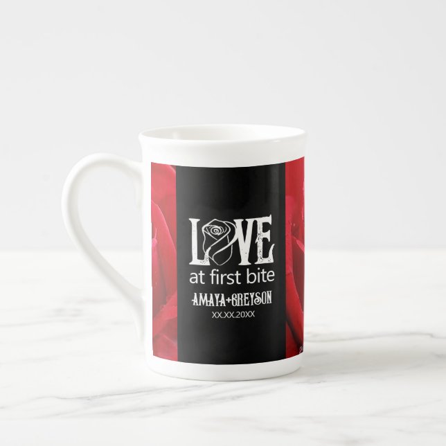 Gotische Rote Rosen Liebe bei First Bite Wedding Prozellantasse (Links)