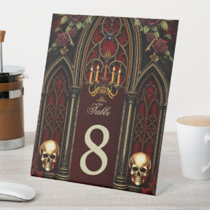 Gotischer Bogengang mit Skulls. Sockelschild