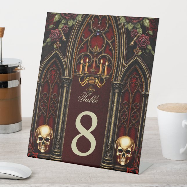 Gotischer Bogengang mit Skulls. Sockelschild (In Situ)