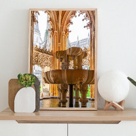 Gotischer Brunnen und Kloster. Kloster Batalha Poster