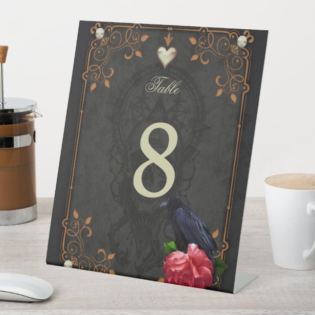 Gotischer Schädel und Raven. Sockelschild (In Situ)