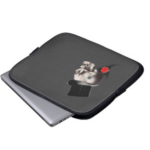 Gotischer Schädel und Tätowierungsstil der Rose Laptopschutzhülle