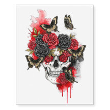 Gotischer Totenkopf mit Rosen und Schmetterlingen
