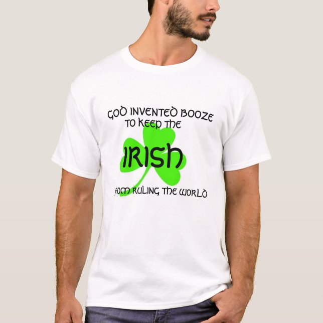 Gott erfunden Booze, um irisches Kleeblatt lustig  T-Shirt (Vorderseite)